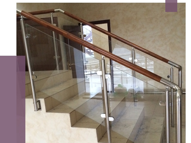 Комбинированные перила из металла и дерева в Костомукше